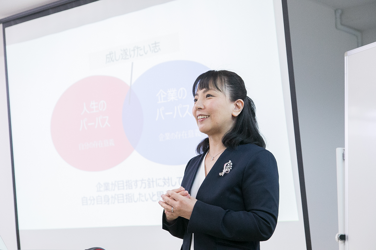 企業研修で登壇する早川真樹子
